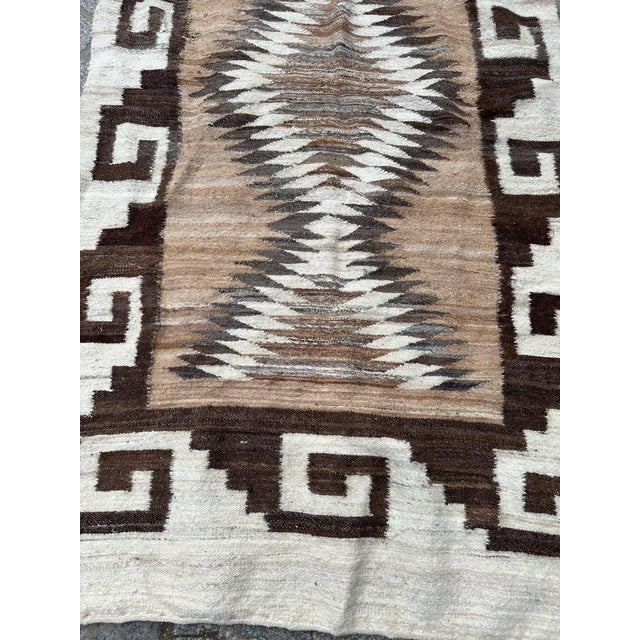 Nice early 20th century Navajo rug with beautiful geometrical and tribal design and simple colours with white, grey, brown...