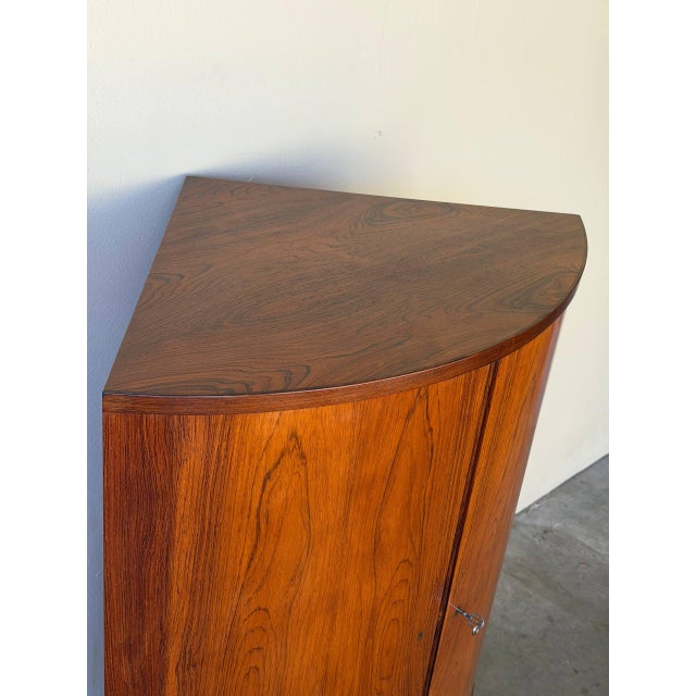 Mid 20th Century Danish Rosewood Corner Cabinet in Style of Kai Kristiansen – Vintage Scandinavian Curved Bar / Storage Cabinet For Sale In Los Angeles - Image 6 of 10