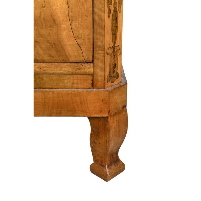 Louis XVI Style Lombard Chest of Drawers in Walnut Burl with Inlaid Floral Motifs, 18th Century, in Good conditions....