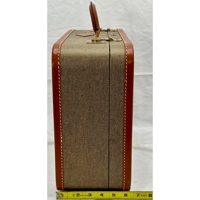 Vintage 1940s Lincoln "Zephyrweight" New York Tweed & Leather Overnight Suitcase in Nice Condition For Sale - Image 17 of 18