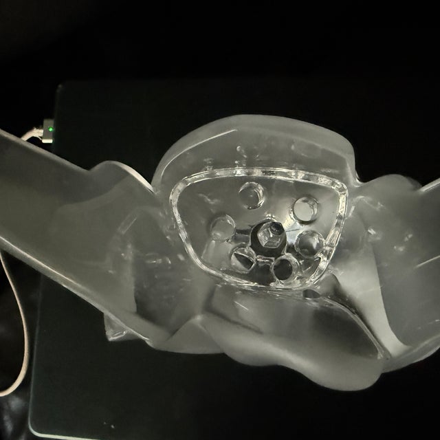 Transparent Lalique ‘Sylvie’ Vase Intwined Turtle Doves With Frog 8.5”h Circa 1970 - Excellent Condition For Sale - Image 8 of 8