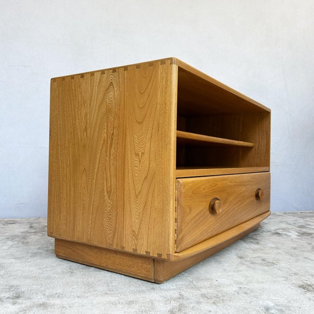 Windsor Elm Media Unit by Lucian Ercolani for Ercol, 1990s For Sale - Image 11 of 17