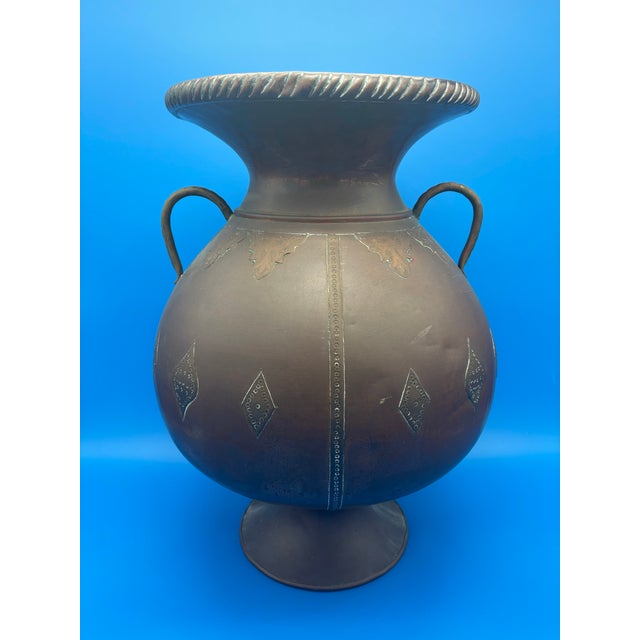 1900 - 1909 Antique Arts & Crafts Hand-Hammered Copper Urn With Riveted Seams, C. 1890–1915 For Sale - Image 5 of 12