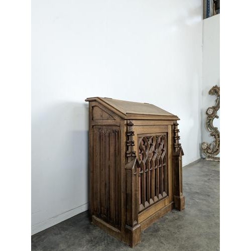 Gothic Prie-Dieu in Carved Walnut, in Very Good conditions.