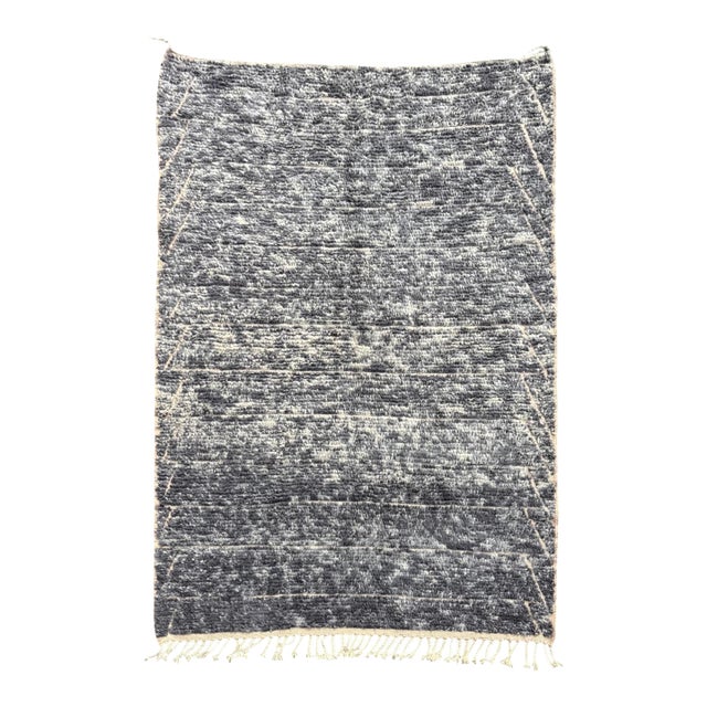 Handwoven Beni Ouarain Rug – Charcoal Gray Moroccan Wool Rug – Luxury Berber Carpet – Contemporary Minimalist Design For Sale