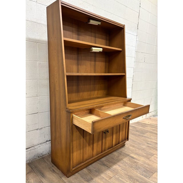 Brown Vintage American of Martinsvile MCM Lighted China Cabinet and Hutch For Sale - Image 8 of 17