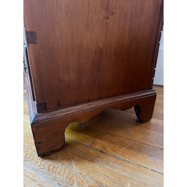 Early 19th Century American Pennsylvania Pine Chest of Drawers For Sale - Image 4 of 12