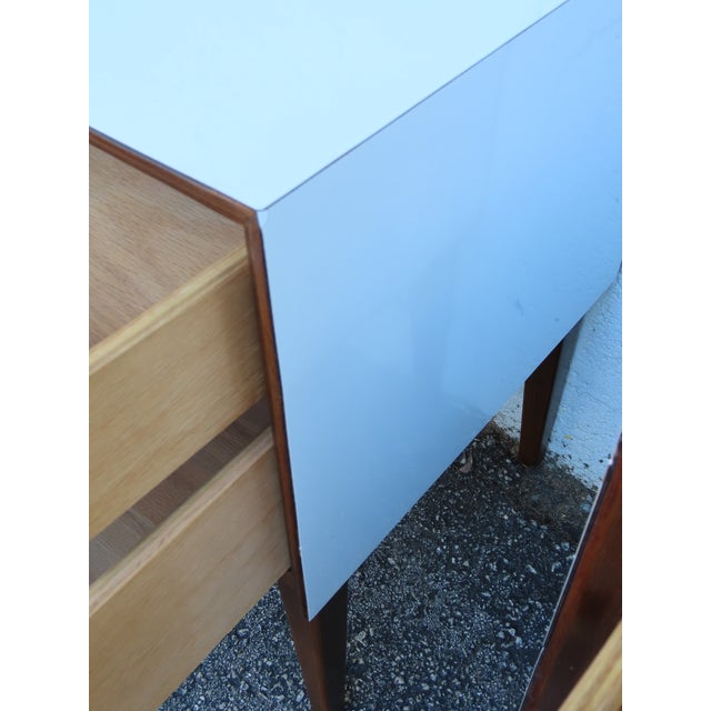 America of Martinsville Mid Century Modern Two Tones Nightstands a Pair 6298 For Sale - Image 9 of 18