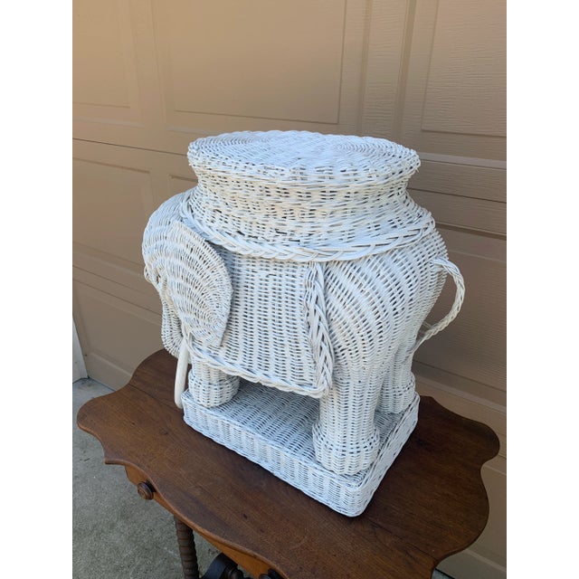A Palm Beach Icon | White Wicker Elephant Drinks Table, 1970s For Sale - Image 11 of 12