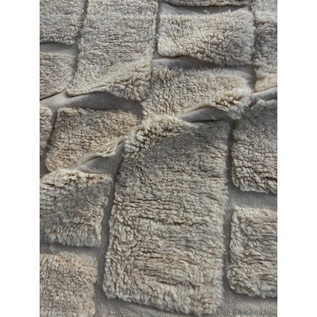 White Moroccan Beni Ouarain Wool Rug, 1990 For Sale - Image 8 of 12