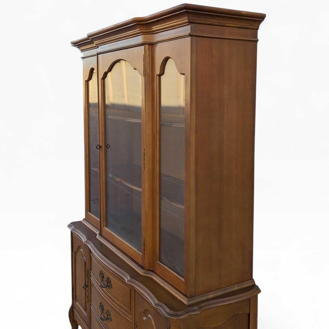 Queen Anne Late 20th Century Queen Anne Style Wood and Glass China Hutch Cabinet For Sale - Image 3 of 18