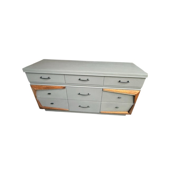 Wood Vintage United Furniture Corp. Two-Piece Mid-Century Dresser Set With Sculptural Wood Trim For Sale - Image 7 of 13
