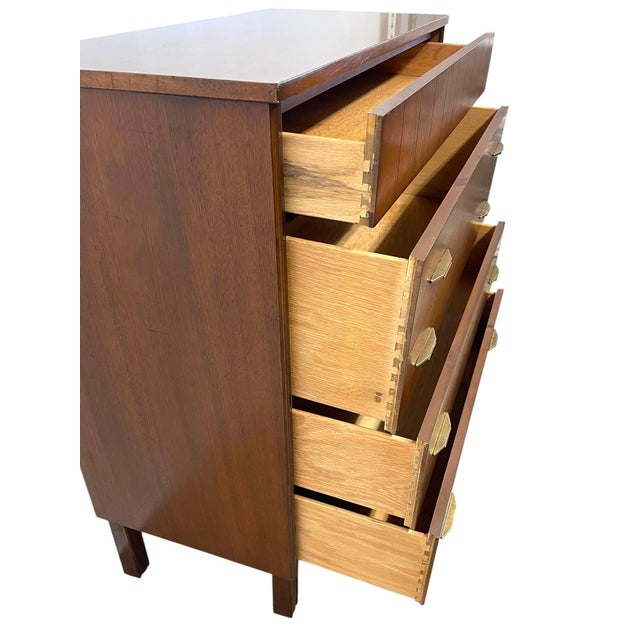 Wood 1970s Mid Century Modern Bassett Furniture 4 Drawer Dresser With Dovetail Construction and Brass-Toned Pulls For Sale - Image 7 of 10