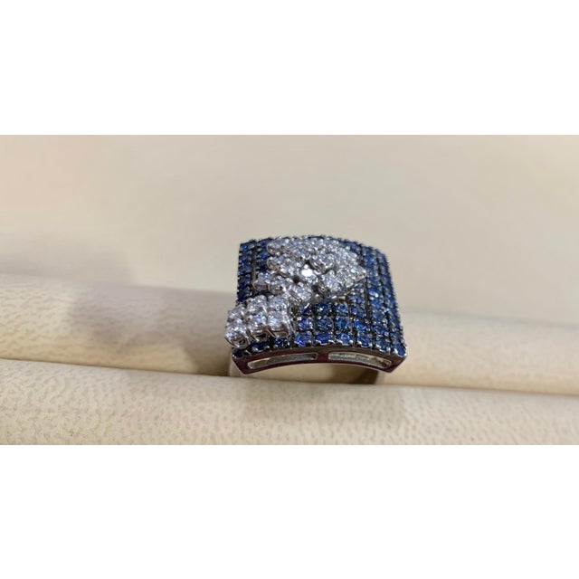 2020s 2.5 Carat Blue Sapphire and .65 Ct Diamond Cocktail Ring in 18 Karat Gold Estate For Sale - Image 5 of 8