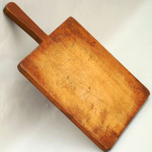 Antique French Country Beechwood Bread Board With Long Handle - Kitchen Cutting Board For Sale - Image 12 of 13