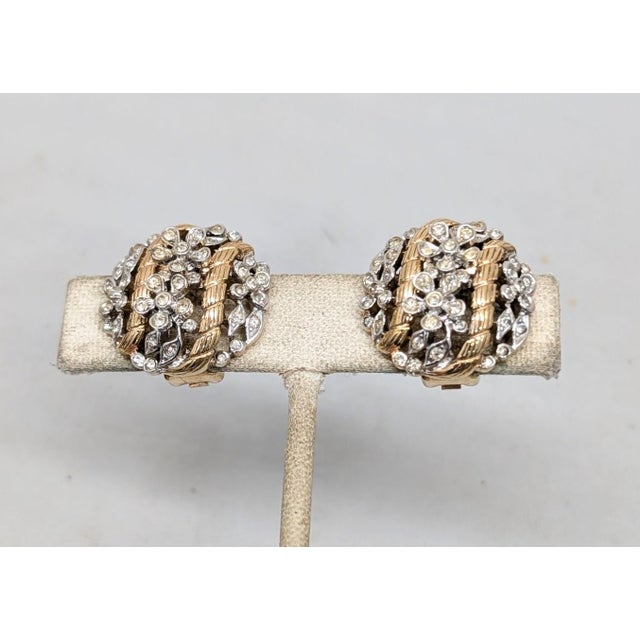 Trifari Vintage 1954 Signed Crown Trifari Ad Piece Goldtone & Clear Rhinestone Flower Clip Earrings-2 Pieces For Sale - Image 4 of 8
