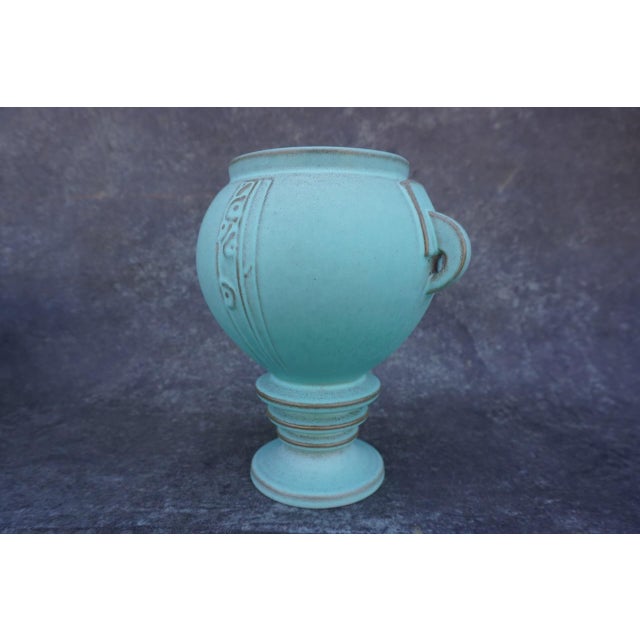 It's perfect. In itself, and as to its condition. Measures 9 1/2" x 9 1/4" x 8". Moderne is a popular Art Deco pattern...