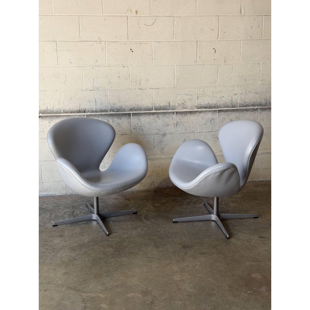 Fritz Hansen Arne Jacobsen Swan Lounge Chairs Set of 2 Grey Leather Danish Vintage 2000 For Sale - Image 12 of 13
