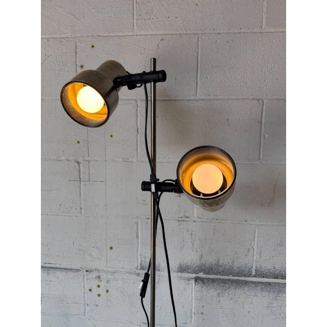Mid-Century Modern 1950s Mid-Century Modern Metal Floor Lamp With Adjustable Shades For Sale - Image 3 of 10