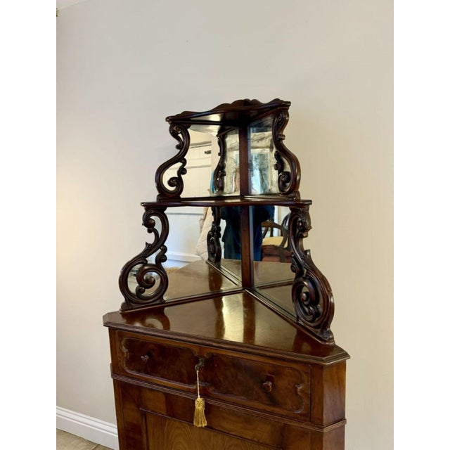 Antique Victorian quality figured mahogany carved corner cabinet, having a mirror back with quality carved mahogany...