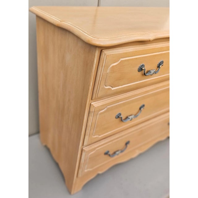 1990s 1990s Ethan Allen French Country Dresser Bachelors Chest of Drawers Console Bisque For Sale - Image 5 of 12