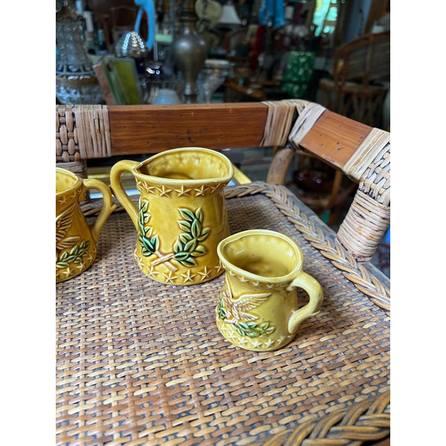 1970s Set of 4 Ceramic Americana Measuring Cups With Eagle Accents For Sale - Image 4 of 5