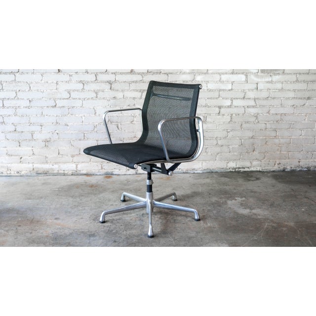 Mid-Century Modern Herman Miller Eames Aluminum Group Mesh Chair For Sale - Image 3 of 17