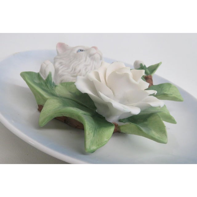 1990s Main Aisle 3d White Persian Cat and Roses 1990 Decorative Collectors Plate 4837b For Sale - Image 5 of 15