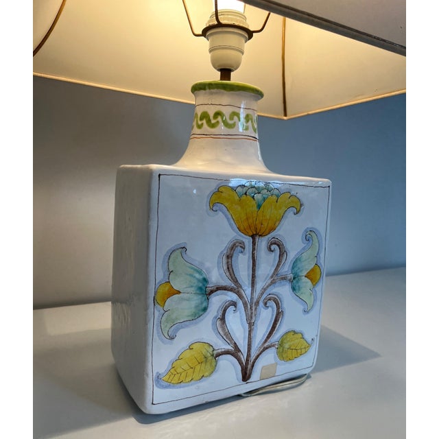 White 1970s Mid Century Modern Ceramic table lamp with bird and flower decorations For Sale - Image 8 of 12