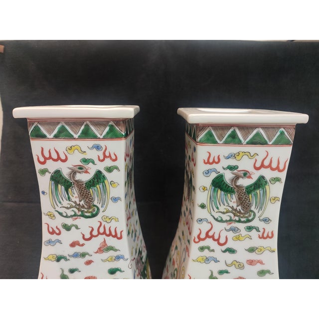 Early 20th Century A Pair of Chinese Ceramic Vase Qing Dynasty Kangxi Marked Famille Verte Porcelain Square Vase Hand Painted Cloud and Dragons Pattern For Sale - Image 5 of 10