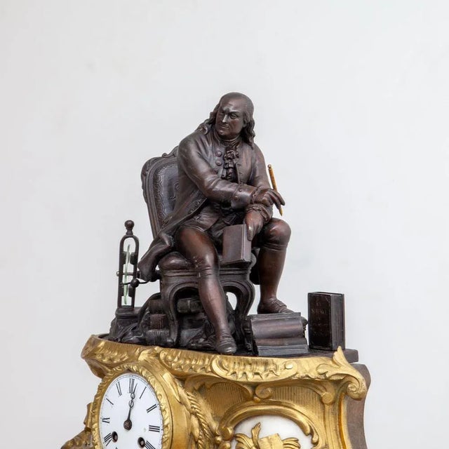 Brown 20th Century Mantel Clock with Seated Benjamin Franklin, France For Sale - Image 8 of 9