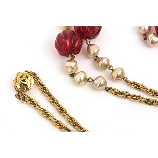 Chanel 1984 Long Sautoir Wrap Necklace With Red Gripoix Glass, Faux Pearls and Gold Links For Sale - Image 10 of 12