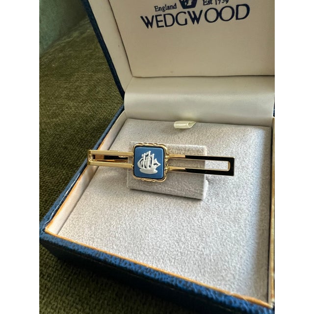 Vintage Royal British “Wedgwood” Jasper ware Gold Plate Tie Clip Circa 1980 This vintage Wedgwood tie clip was crafted in...
