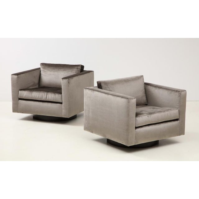 Modern Pair of Swivel Cube Lounge Chairs by Harvey Probber, Unlabeled For Sale - Image 3 of 6