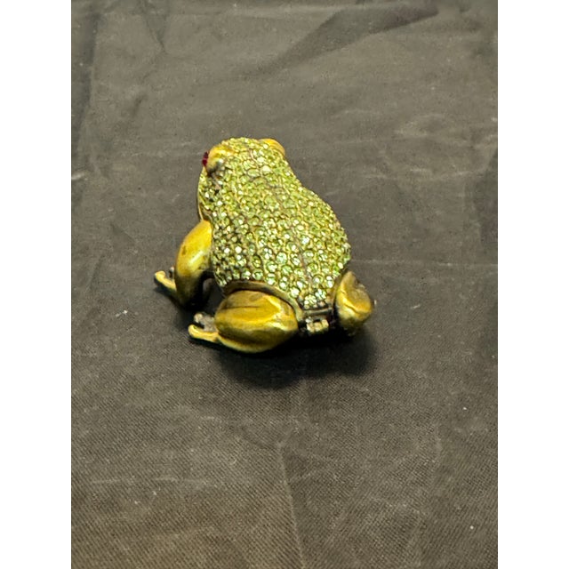 Hollywood Regency Vintage Style Jeweled Frog Toad Pill Box Green Rhinestone Red Eyes Enameled For Sale - Image 3 of 12