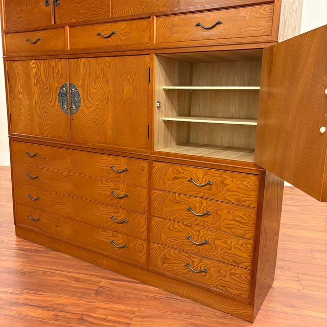 Large 1980s Japanese Tansu Chest Cabinet With Beautifully Figured Wood For Sale - Image 13 of 18