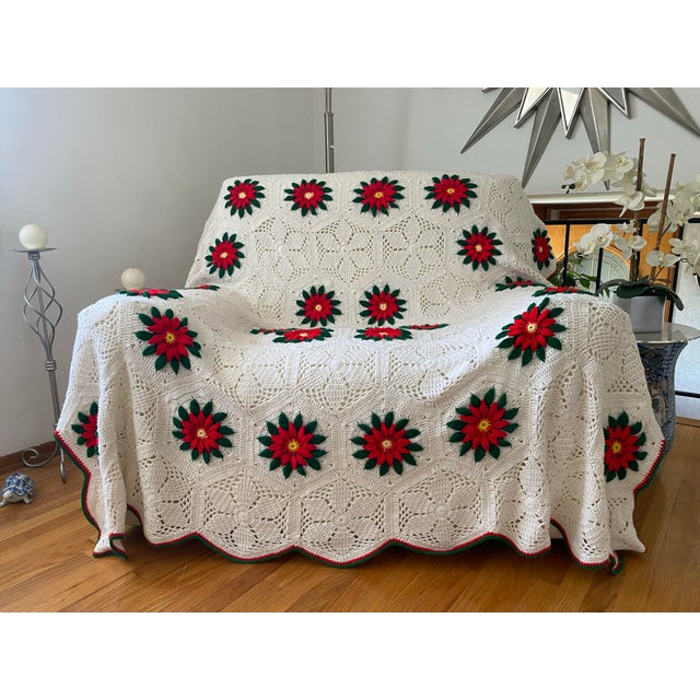 This charming vintage hand-crocheted bedspread is in excellent condition. Crafted from white cotton yarn with bright,...