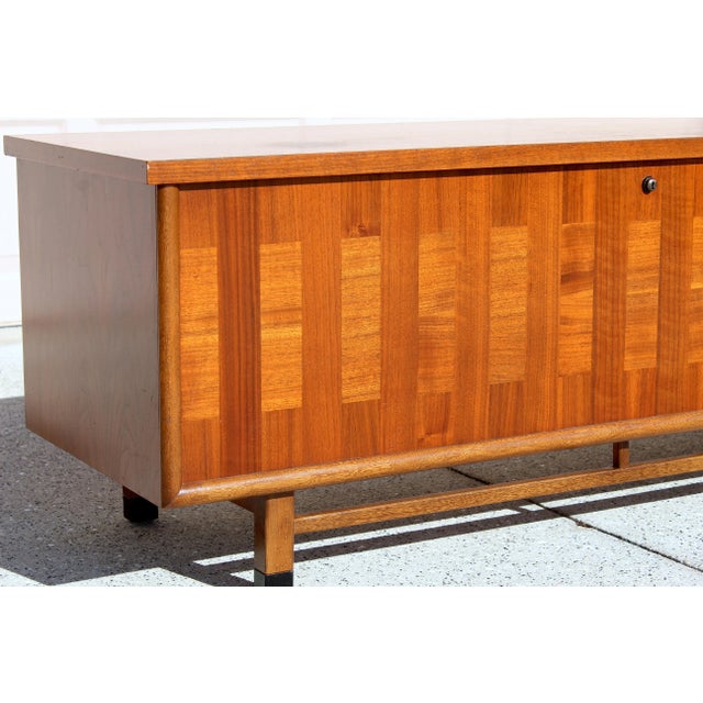 Vintage Lane Cedar Chest - Lock Removed for Safety – Made in Altavista Virginia, Mid-Century Hope Blanket Trunk For Sale - Image 13 of 16