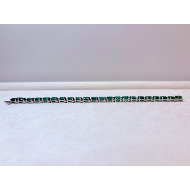 Green 27 Carat Natural Emerald Tennis Bracelet, 14 Karat White Gold, 17gm, 7 Inch For Sale - Image 8 of 8