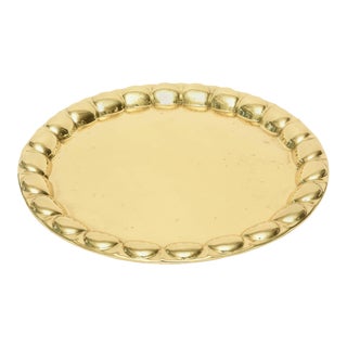 Vintage Hand-Hammered Round Polished Brass Monumental Serving Tray or Barware For Sale