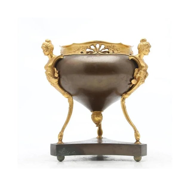 Belle Époque Centrepiece in Bronze early 20th century. France with "medaille" and gilt patina Measure: 23 cm high. This...