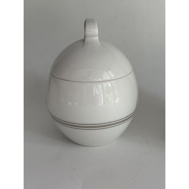 Mid-Century Modern White and Gilt Asimmetria Milk Jug and Sugar Bowl by Bjørn Wiinblad for Rosenthal Studio Linie, Germany, 1988, Set of 2 For Sale - Image 3 of 8