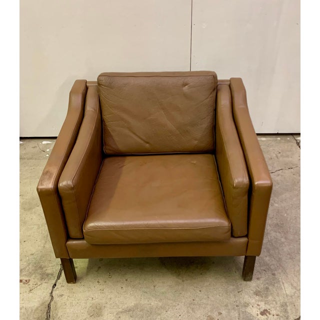 Made in the 1970s, this brown leather armchair was designed in the style of Børge Mogensen. Like Mogensen's chairs, this...