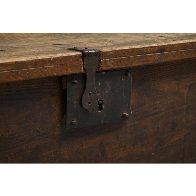 Gold Chest in Oak and Wrought Iron, Early 18th Century For Sale - Image 8 of 18