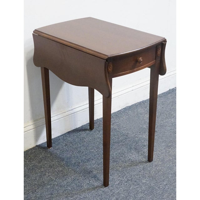 Vintage Antique Solid Mahogany Traditional Hepplewhite Style 26" Drop Leaf Accent End Table For Sale - Image 4 of 15