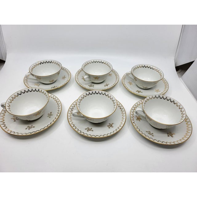 This Empire style tea service, from Sologne, is a true jewel of the 20th century. Made up of 15 pieces of fine porcelain,...