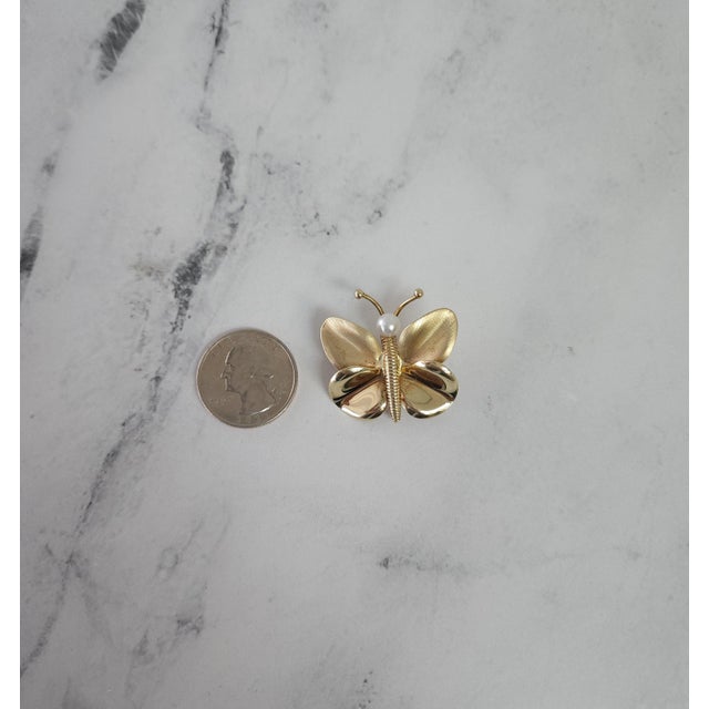 Contemporary 5MM Pearl Gold Butterfly Brooch 14k Yellow Gold For Sale - Image 3 of 3