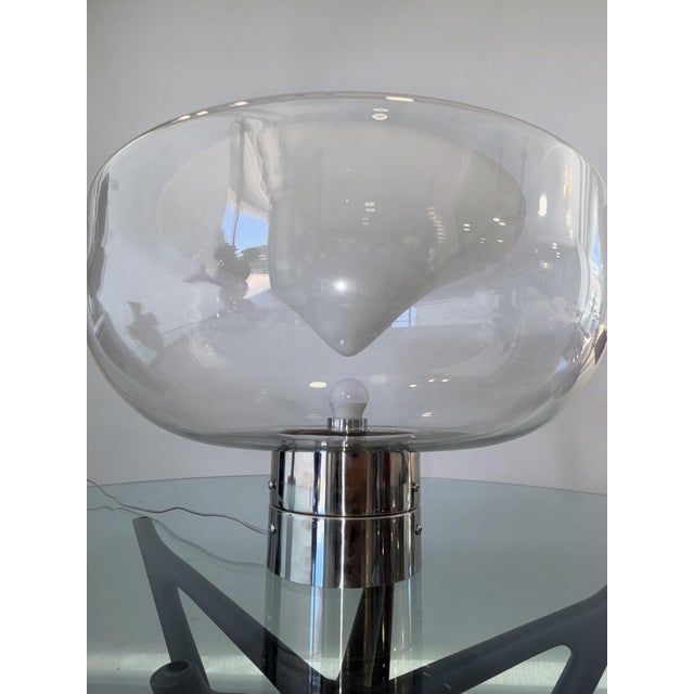 Italian table lamp in Space Age style. The lamp features a large Leucos glass diffuser resting on a cylindrical base in...