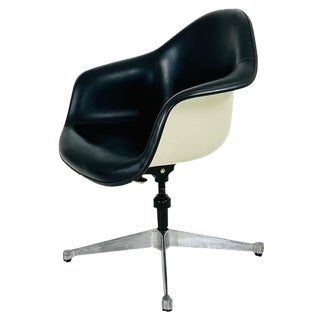 Fiberglass Swivel Chair by Ray & Charles Eames for Herman Miller, 1960s For Sale
