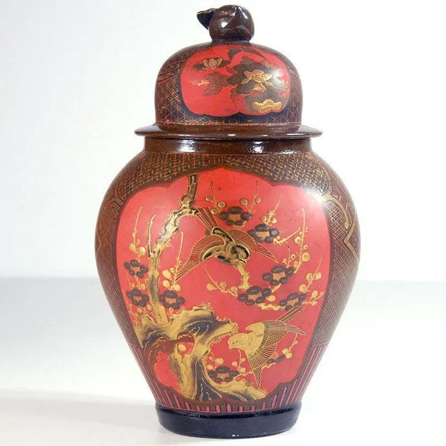 Antique Arita Lacquered Porcelain Vase, in Good conditions. Designed before 1890